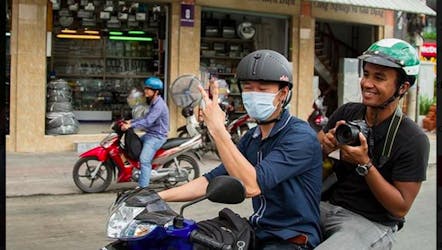 Passeio de motocicleta pelas ruas da cidade de Ho Chi Minh